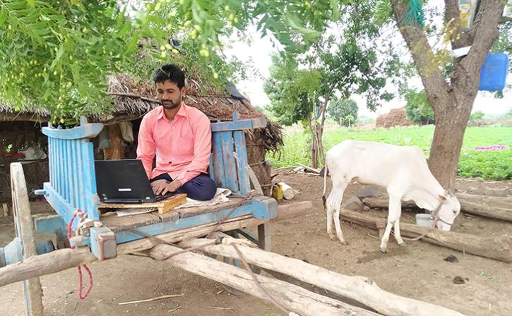 Tukaram-Gaikwad-has-had-to-get-creative-to-find-spots-with-good-internet-connectivity-Picture-courtesy-of-Anagha-Sawant---101Reporters_60c6f7aa245f3